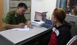 Bắt quả tang nữ nhân viên kích dục cho khách trong quán cà phê